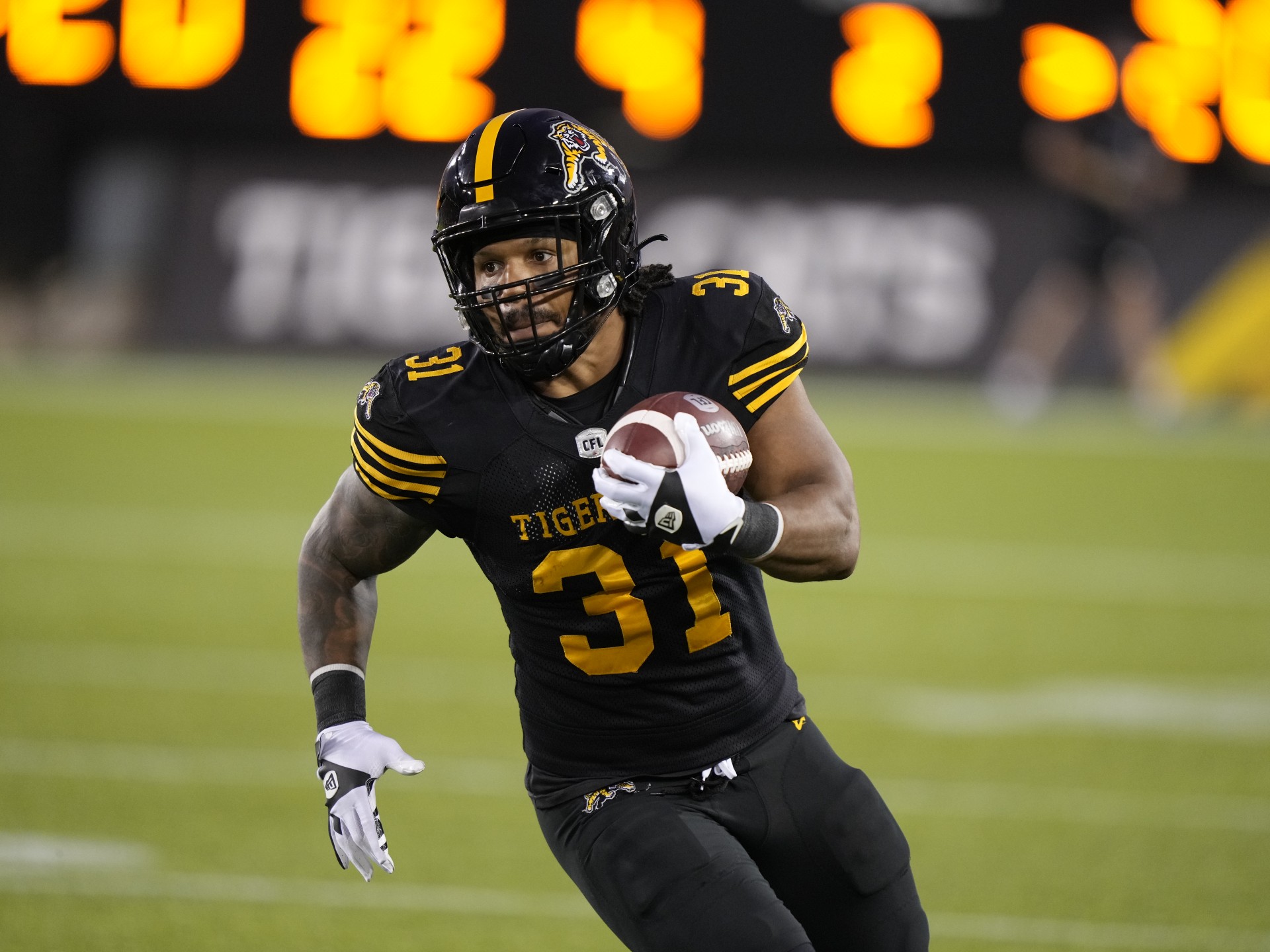 Acquisition locale et payante pour les Alouettes dans le champ arrière