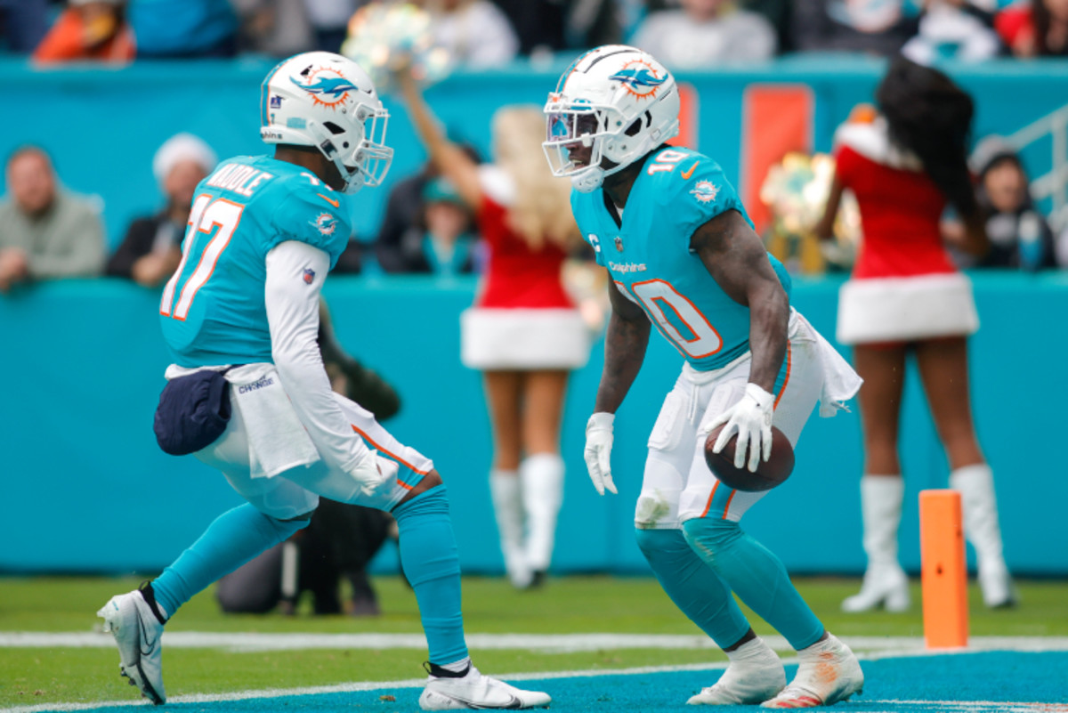 Tyreek Hill répond durement aux partisans des Dolphins à propos de son coéquipier receveur Jaylen Waddle