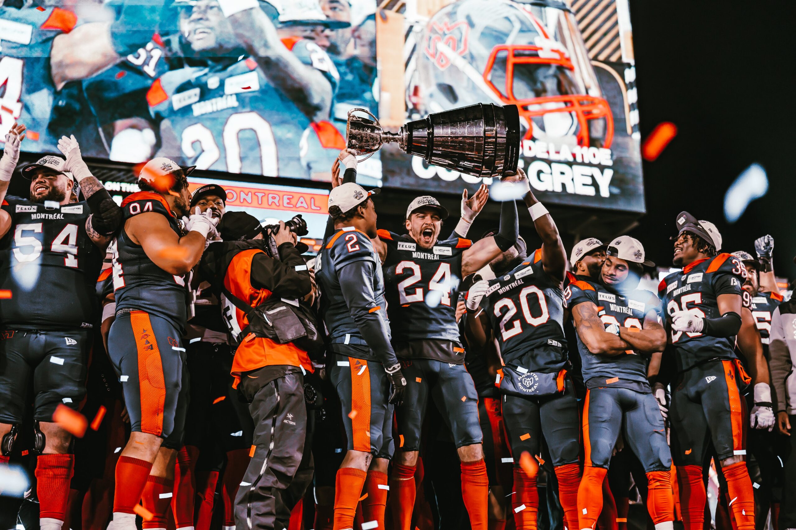 Geste respectueux et révélateur des Alouettes de Montréal avec la Coupe Grey envers les amateurs québécois