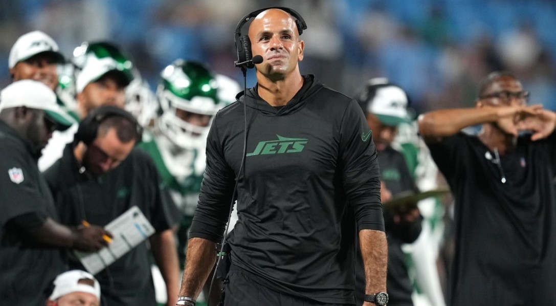 Robert Saleh a été escorté à l’extérieur du centre des Jets par la sécurité