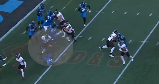 Un bloc colossal du Québécois Matthew Bergeron dans la victoire des Falcons