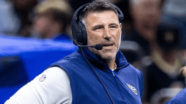 Mike Vrabel complète une première entrevue pour un poste d’entraîneur-chef
