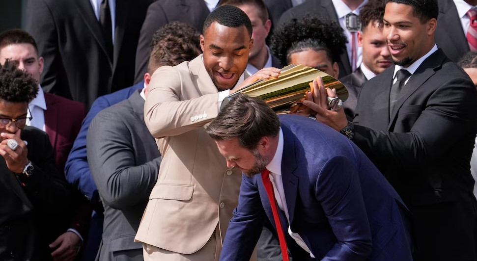 À voir : Le vice-président américain brise le trophée des champions de la NCAA