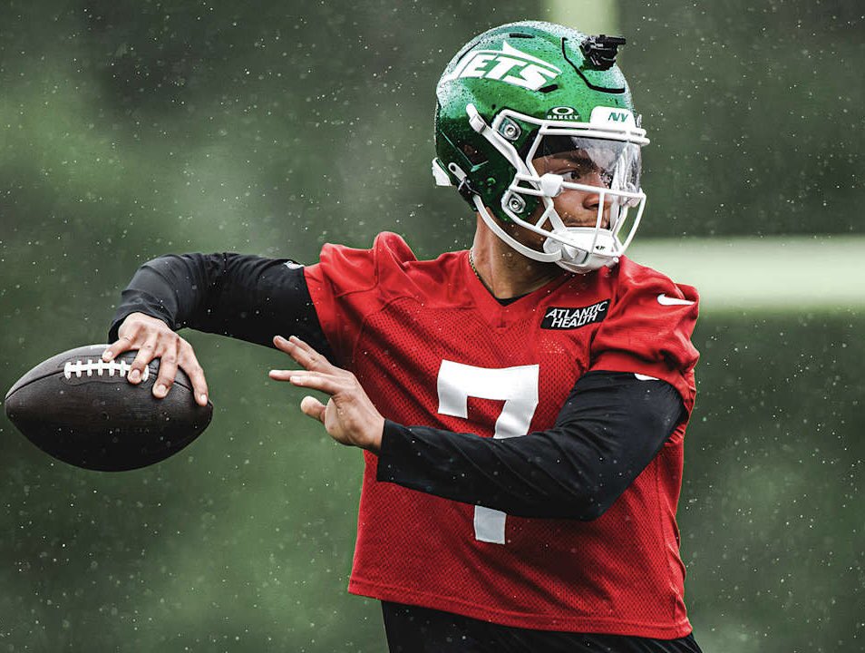 Une grosse tuile tombe sur la tête de Justin Fields et des Jets