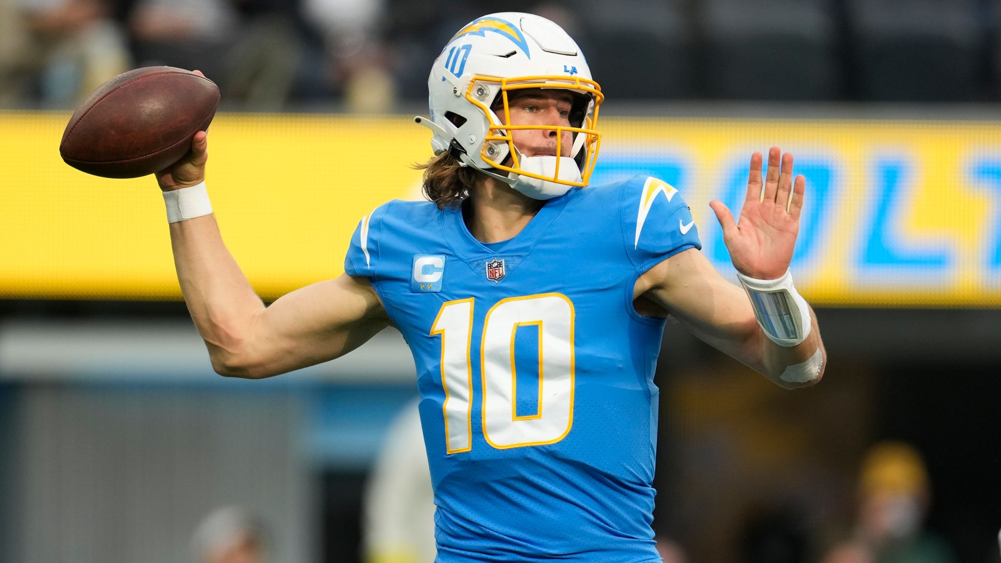 Des yeux rouges métamorphosent Justin Herbert des Chargers