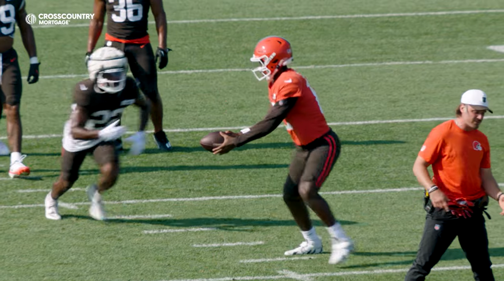 Blessure à l’épaule pour le quart-arrière recrue Shedeur Sanders?