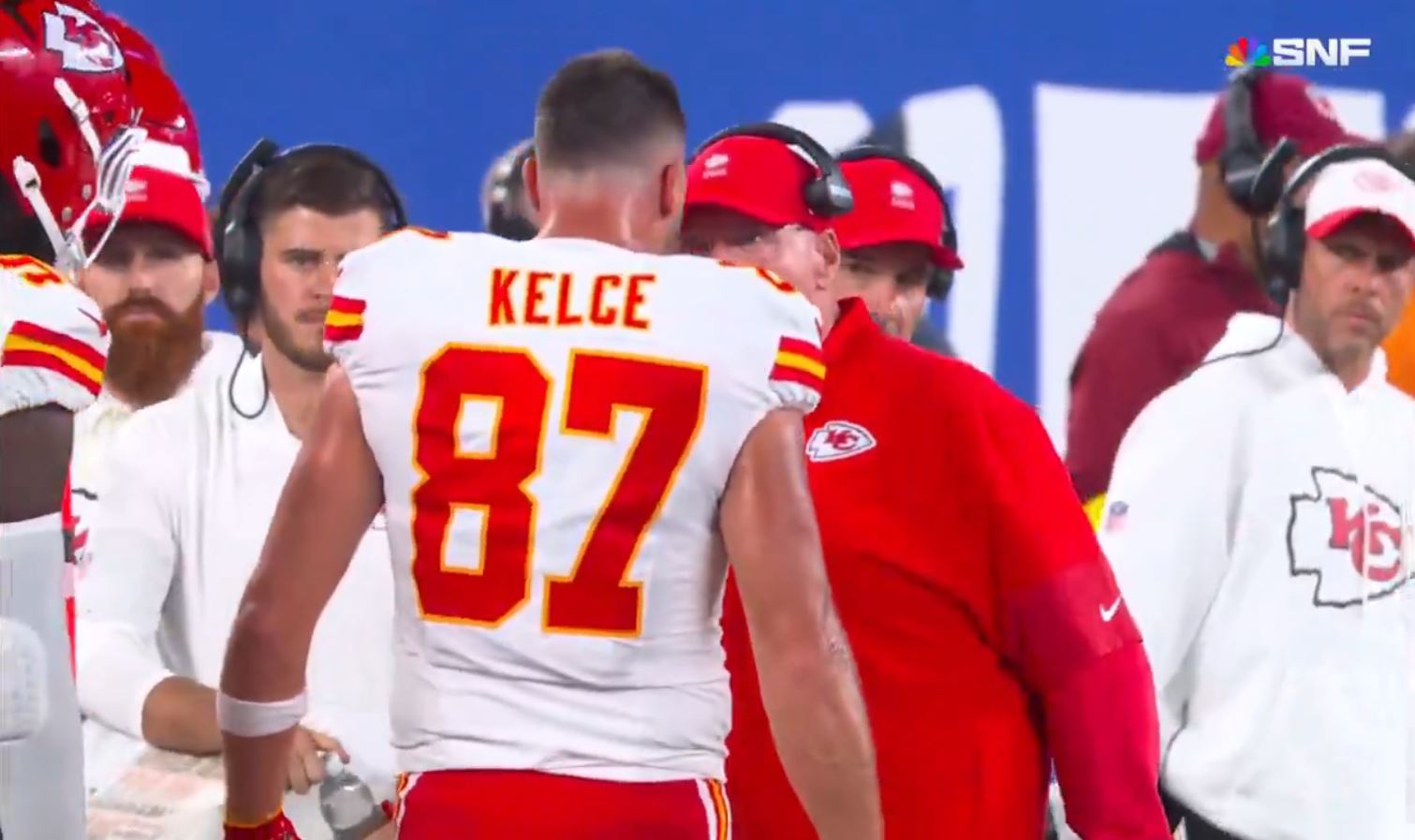 Le chiard est pogné entre Travis Kelce et Andy Reid